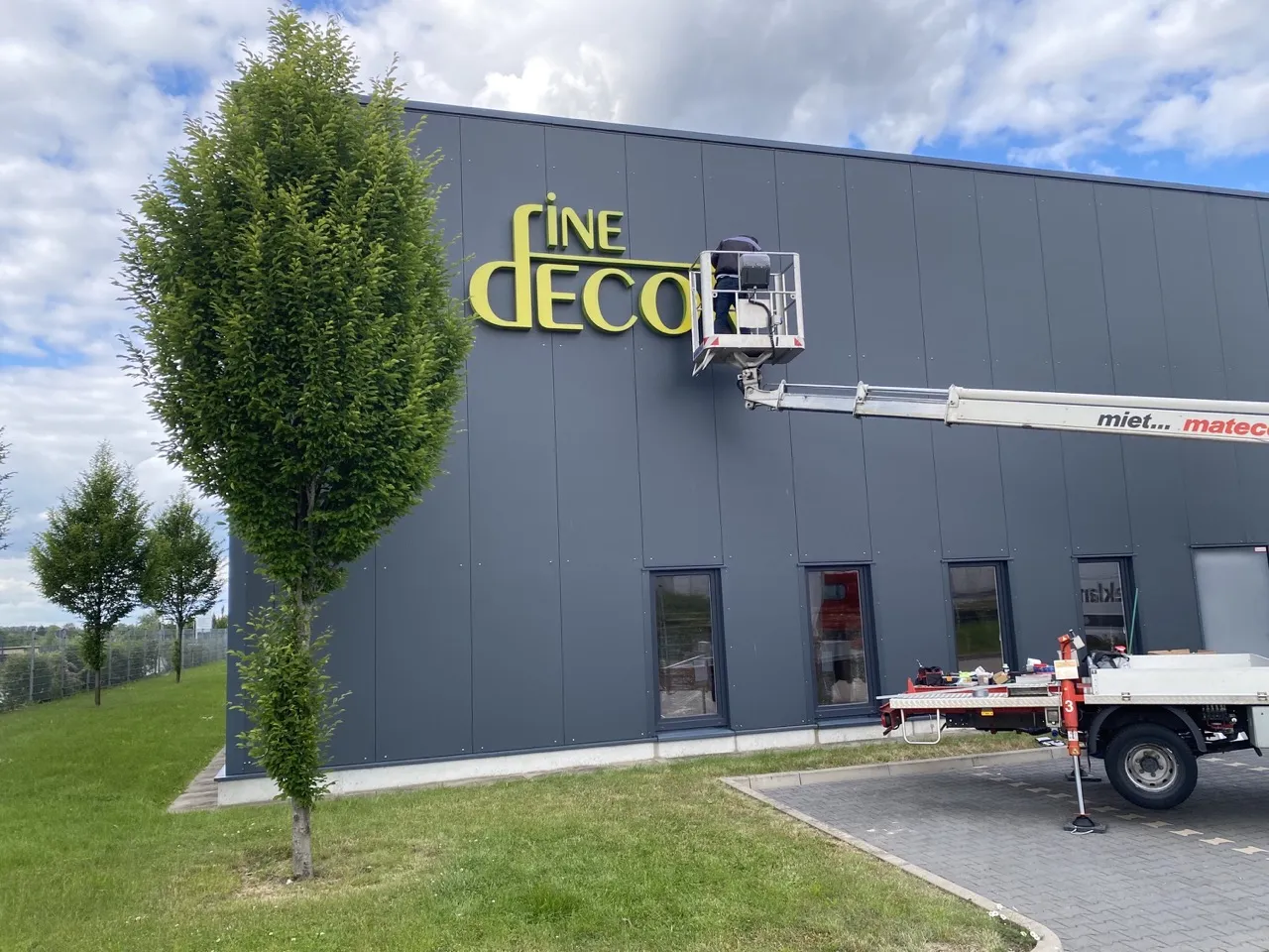 Montaj ekibi çalışırken