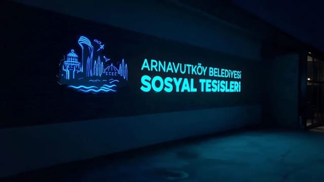 Arnavutluk neon cephe uygulaması