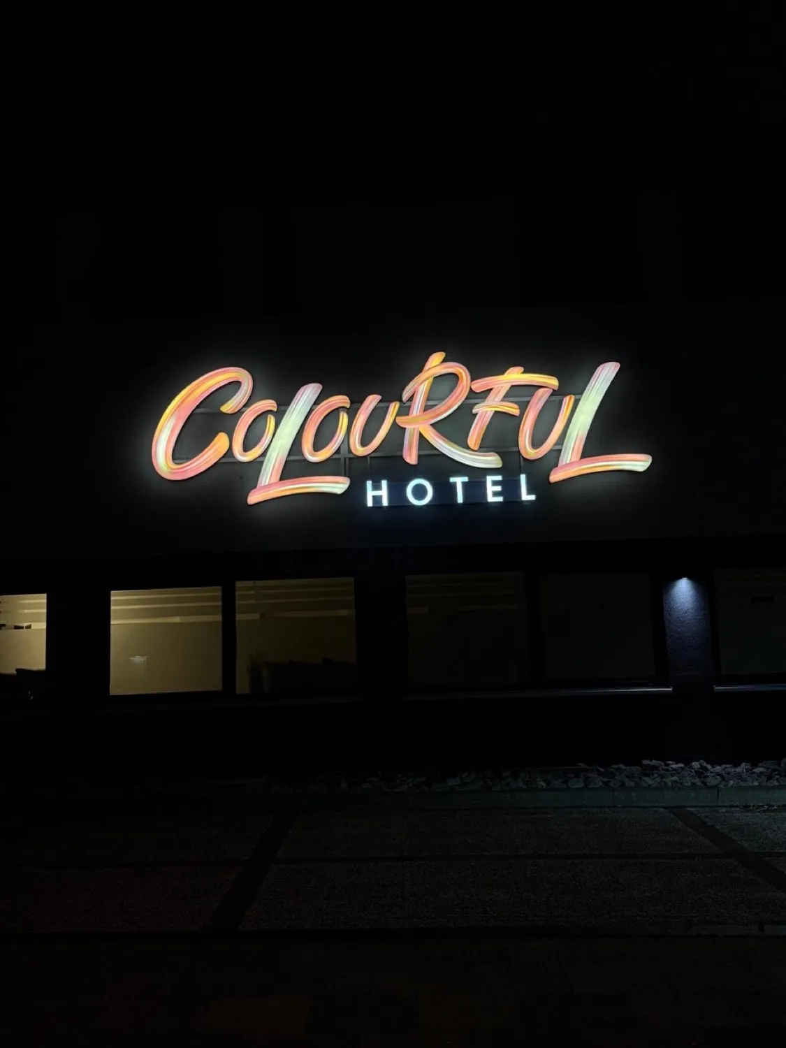 Renkli neon cephe aydınlatması