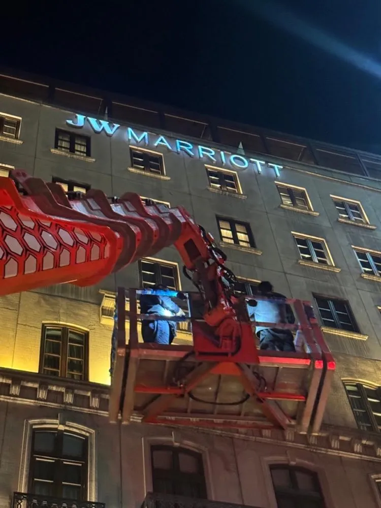 Marriott ışıklı cephe tabelası