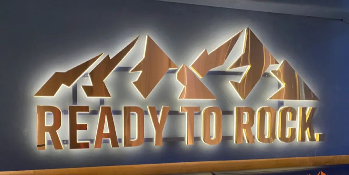 Ready mağaza ışıklı cephe tasarımı